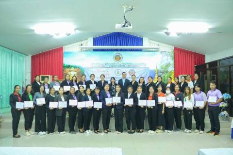 ดร.ทักดนัย  เพชรเภรี ผู้นำเครือข่ายท้องถิ่น (LN) สมาคมโรงเรียนเอกชนจังหวัดกำแพงเพชร  ให้เกียรติมอบเกียรติบัตรให้กับผู้เข้าร่วมการอบรม และกล่าวปิดการอบรมเชิงปฏิบัติการกิจกรรมโครงงานวิทยาศาสตร์ และเฉพาะทาง โครงการบ้านนักวิทยาศาสตร์น้อย (ประเทศไทย) ระดับประถ