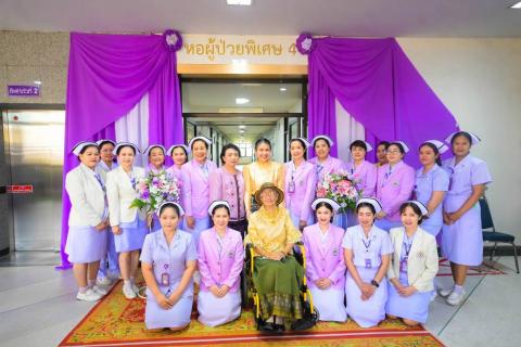แพทย์หญิงอังคณา อุปพงษ์ ผู้อำนวยการโรงพยาบาล นายแพทย์สมเพ็ง โชคเฉลิมวงศ์ รองผู้อำนวยการฝ่ายการแพทย์ พว.เพ็ญกมล กุลสุ รองผู้อำนวยการกลุ่มภารกิจด้านการพยาบาล นางกฤษณา บำรุงศรี รองผู้อำนวยการกลุ่มภารกิจด้านอำนวยการและคณะผู้บริจาค ร่วมพิธีเปิดตึกพิเศษ ชั้น4 โ