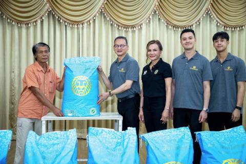 บริษัท สิงห์โตทองไรซ์คอร์ปอเรชั่น จำกัด นำโดย คุณมนต์ชัย (เสี่ยหรั่ง) – คุณธัญญา (ซ้อแรม) พร้อมด้วยบุตรชาย นายธงชัย (ลีโอ) นายธนชัย (ลีอ๋อง) รุ่งชาญชัย ได้จัดกิจกรรมเพื่อสังคม มอบข้าวสารคุณภาพดีบรรจุถุงสีฟ้าขนาด 45 กิโลกรัม ซึ่งมีสัญลักษณ์รูปสิงโตสีทองเป็