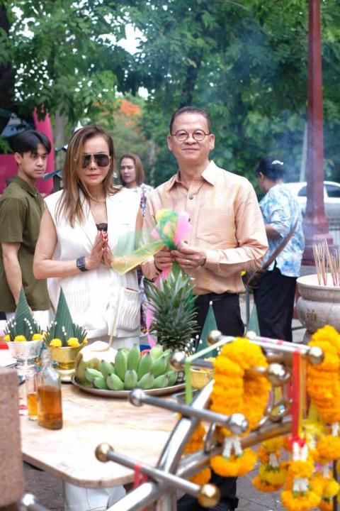 “เสี่ยหรั่ง–ซ้อแรม” นำครอบครัวรุ่งชาญชัย ถวายมุทิตาสักการะเจ้าคณะภาค 4 เนื่องในวันวิสาขบูชา สืบสานพระพุทธศาสนาและคุณค่าความกตัญญู