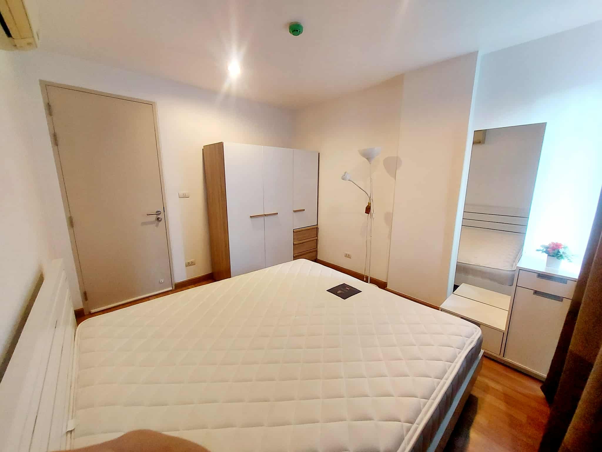 Voque Sukhumvit 16 Clean Safe nice 4th Floor BTS Asoke