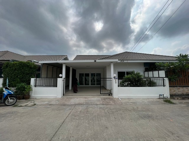 ขายด่วนมาก บ้านแฝด ชั้นเดียว หมู่บ้านรวิพร กรีนวิว  ต.ห้วยใหญ่ อ.บางละมุง จ.ชลบุรี