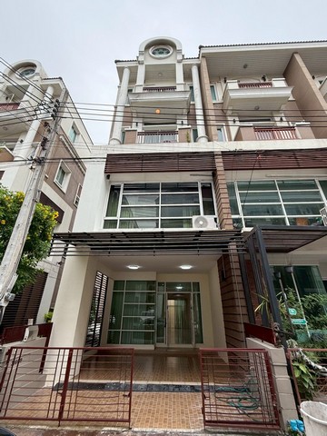  ให้เช่าโฮมออฟฟิศ 4 ชั้น 5 ห้องนอน 5 ห้องน้ำ ติดถนนนวมินทร์ เหมาะแก่การอยู่อาศัยและทำเป็นออฟฟิศ 