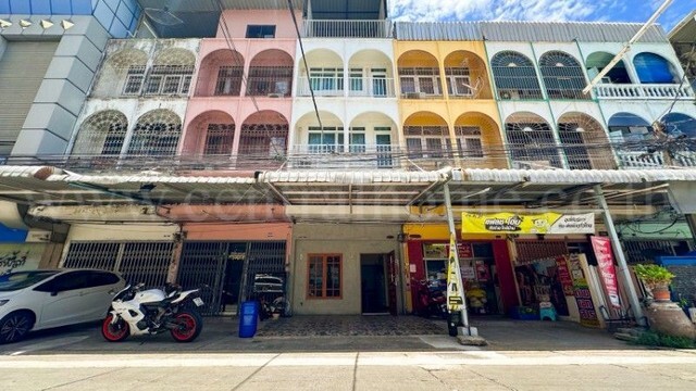 อาคารพาณิชย์ 4 ชั้น รีโนเวทสวยพร้อมอยู่ MRT,BTS  สถานีลำสาลี ราคาดีมาก