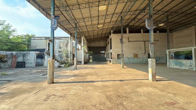 Letana Hotel 1.86กม. 1225ตรม.  เทพารักษ์  บางพลี-ตำหรุ ธนสิทธิ์  โกดัง300ตร.ว. สนามฟุตบอล Siam Inter FC ใกล้รร.ประภามนตรี 3 300 ม.