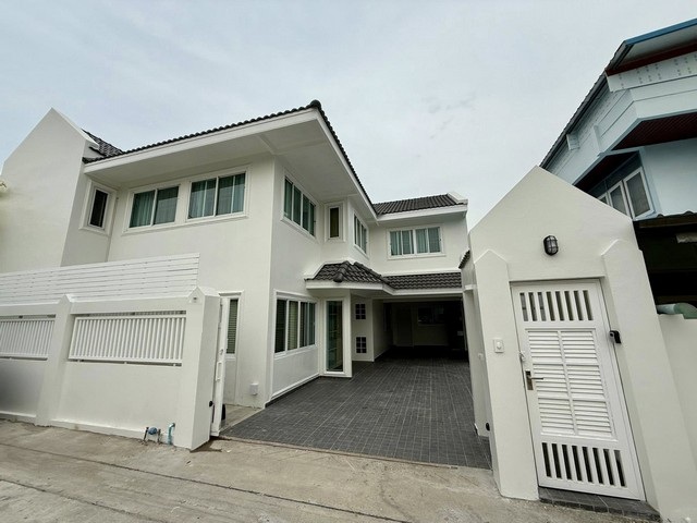 ให้เช่าบ้านเดี่ยว 2 ชั้น รีโนเวทใหม่ 50 ตรว. 3 ห้องนอน ย่านหัวหมากซอย 9 รามคำแหง เงียบ สงบ ไม่วุ่นวาย ใกล้ กกท. ใกล้เอแบค ใกล้ MRT ศรีกรีฑา