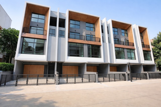 ใกล้ARLรามคำแหง 1.33กม. หลุดจอง  ถ.พัฒนาการ อ่อนนุช17 สุขุมวิท71 ปรีดี  ทาวน์โฮม 3 ชั้น ติดถนนเมน 3 นอน 3 น้ำ 22 ตร.วา. 260 ตร.ม.  