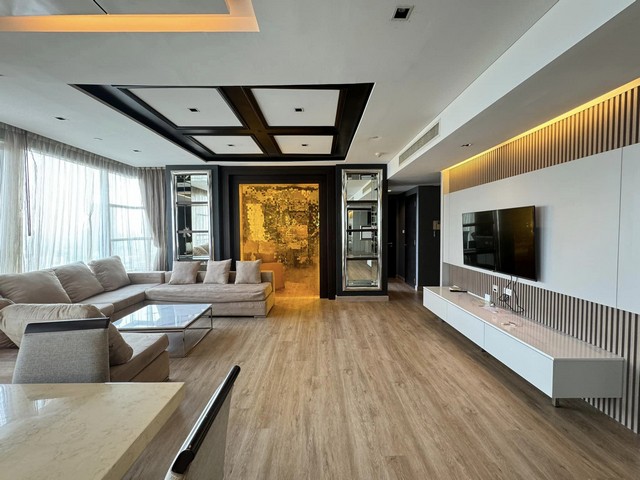 Condo For Sale/Rent "Fullerton Sukhumvit Condo" -- 3 Bedrooms 153 Sq.m. 85,000 Baht -- Luxurious and tasteful rooms!