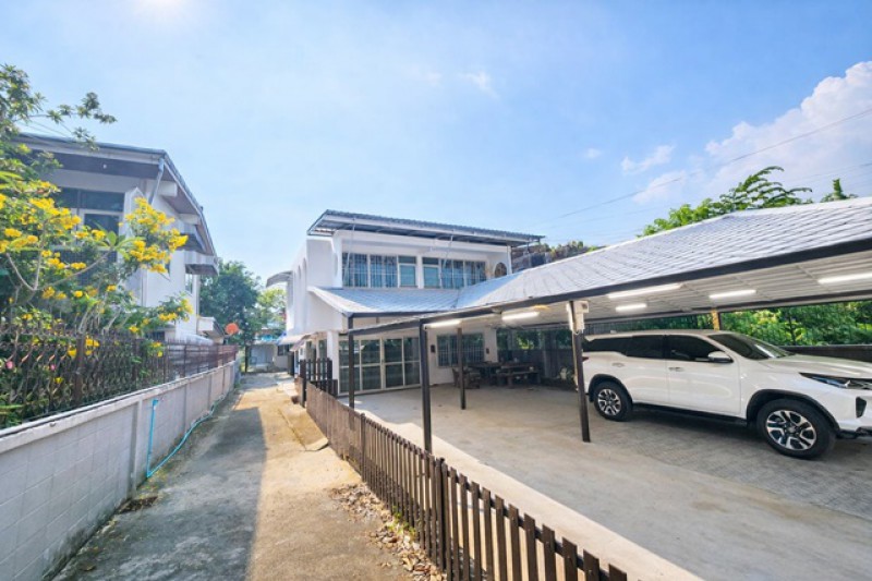 BTS อุดมสุขวชิรธรรมสาธิต37-45 ใกล้ จอดรถ ถนนสุขุมวิท  บ้านเดี่ยว 2 ชั้น 4นอน 1.69กม. 101/1 6คัน