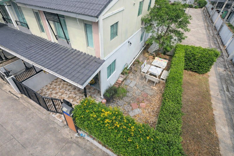 ศรีนครินทร์-บางนา ทาวน์โฮม 2 ชั้น 3นอน วัดหนามแดง1กม.  สนามกอล์ฟเมืองแก้ว 1.31กม. 2 ห้องน้ำ บ้านมุม มีพื้นที่สวน  120 ตร.ม. 19.2 ตร.ว.