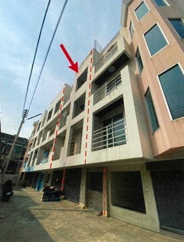 ขาย อาคารพาณิชย์ เขตบางรัก กรุงเทพมหานคร  ใกล้ สถานีรถไฟฟ้าสุรศักดิ์ 750m