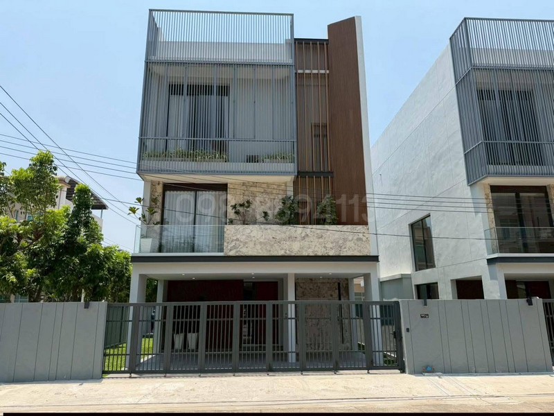 ขายบ้านหลังใหญ่ 3 ชั้น ปรีชา รามคำแหง กรุงเทพกรีฑา เนื้อที่ 66 ตรว 4นอน 5น้ำ พร้อมลิฟท์ส่วนตัว ติดถนนกรุงเทพกรีฑา