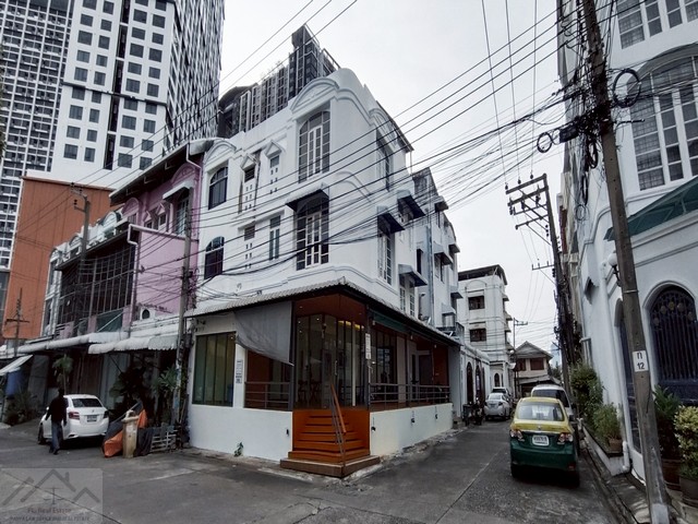 ให้เช่าทาวน์โฮม 3 ชั้น หลังมุม พระราม 9 ซอย 11 รีโนเวทสวย ใกล้เซ็นทรัลพระราม9 ห่างจากถนนพระราม 9 เพียง 200 เมตร 