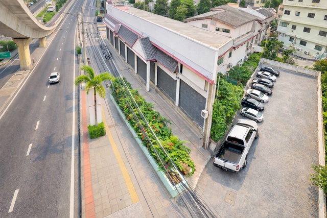 สขุมวิท83 ใกล้ BTS ศรีนครินทร์ 500 ม. และหอชมเมืองสมุทรปราการ  BTSปากน้ำ ที่ดินพร้อมอาคาร 3ชั้น 5นอน 4น้ำ 