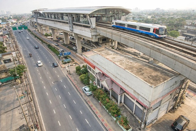 ที่ดินพร้อมอาคาร 3ชั้น 5นอน 4น้ำ  สุขุมวิท83 BTSปากน้ำ ใกล้ BTS ศรีนครินทร์ 500 ม. และหอชมเมืองสมุทรปราการ 1ไร่ 1000 ตร.ม. 