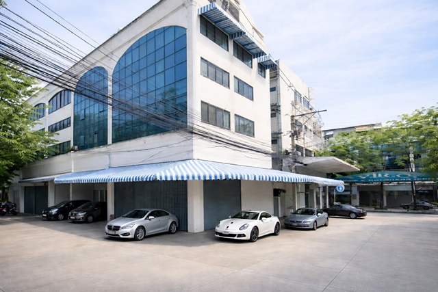 ทำเลอินทามระ MRTสุทธิสาร 490ม. 5คัน อาคาร 5 ชั้นให้เช่า 2 คูหา ห้องมุม ตลาดห้วยขวาง ม.หอการค้าไทย 3นอน 3น้ำ ใกล้  30 ตร.ว. 450 ตร.ม. 