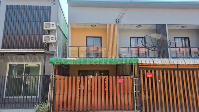 ลดด่วน ทาวน์โฮม ฉัตรไพลิน ลาดหลุมแก้ว รีโนเวท พร้อมอยู่ ราคาถูก