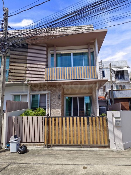 ขายบ้านหลังมุม ถูกกว่าราคาประเมิน มบ.แกรนด์ดิตี้ วงแหวน เสรีไทย สภาพสวยพร้อมอยู่ เนื้อที่ 25.1 ตรว 3นอน 2น้ำ