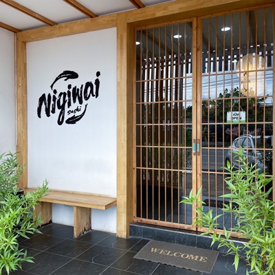 เช้ง ร้านอาหารญี่ปุ่น NigiwaiShusi ใกล้นิคม 304 ปราจีนบุรี ระแวกร้านเป็นโซนอาหาร พร้อมสอนสูตรฟรี