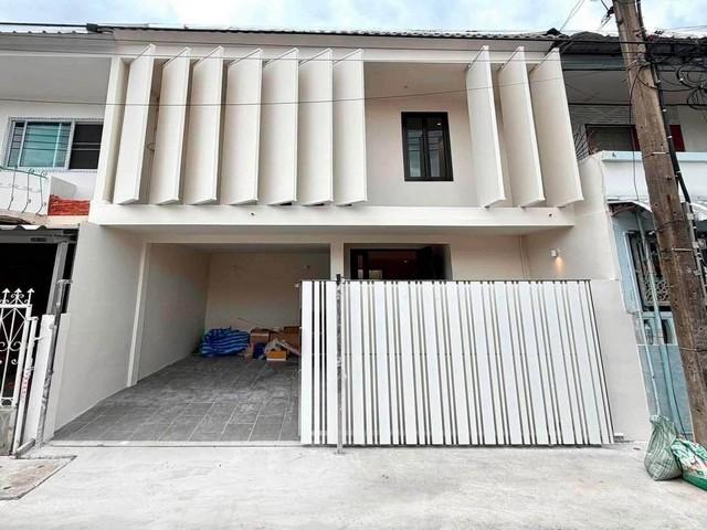 ขายทาวน์โฮม 2 ชั้น 144 ตร.ม. ดีไซน์ Modern Minimal ซอยลาดพร้าว 41