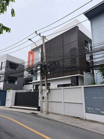 อาคาร 3 ชั้น 100 ตารางวา 360 ตารางเมตร แอร์ 6 เครื่อง ซอย 20 มิถุนา  ใกล้ MRT สุทธิสาร 7-11