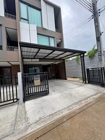 ให้เช่าทาวโฮม 3ชั้น หมู่บ้านกลางเมือง พหล-วิภาวดี จดทะเบียน ได้ใกล้ เซียร์ รังสิต  หลังมุม  เดินไปขึ้นรถไฟฟ้า สถานี BTS แยกคปอ. เพียง5นาที 