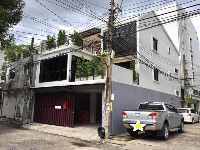ให้เช่าทาวเฮ้าส์ 3 ชั้น 350 ตร.ม. ซอยสุขุมวิท 63 เขตวัฒนา ใกล้ BTS เอกมัย