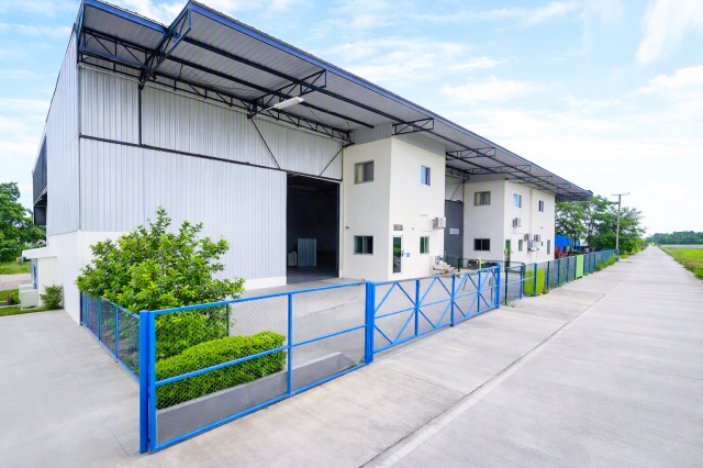 รถสิบล้อเข้าออกได้สะดวก สถานีจ่ายน้ำคลองสี่ คลองสี่ตะวันออก  ให้เช่าโกดังแ ติดถนน Motorway มี 3 ออฟฟิศ 2 ห้องน้ำ 403 ตร.ม.  บนที่ดิน 2 ไร่