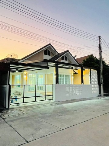 บ้านแฝดชั้นเดียวรีโนเวทพร้อมอยู่  ม.อยู่สบายริมน้ำ (ฝั่งนิคมอมตะนคร) พื้นที่  36 ตรว 3 นอน 2 ห้องน้ำ