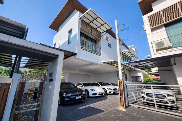 บ้านเดี่ยว 3 ชั้น  4แอร์ 4–5นอน 72 ตร.วา 360 ตร.ม. ลดราคาครั้งที่ 3 25% 35,999 B-M ฉิมพลี ใกล้สถานีรถไฟตลิ่งชัน 600 ม. 
