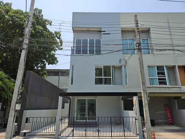 ขายทาวน์โฮม Patio พัฒนาการ 38 ขนาด 26.59 ตร.ว. พื้นที่ใช้สอย 155 ตร.ม. 3 นอน 3 น้ำ หลังมุมหน้าสวน รีโนเวทใหม่ ราคา 5,900,000 บาท