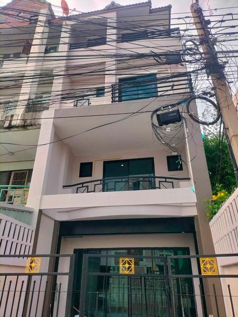 ให้เช่าทาวเฮ้าส์ 4 ชั้น 20 ตร.ว. หลุงมุม ซอยศรีนครินทร์ 40 เขตประเวศ ตรงข้ามซีคอนสแควร์