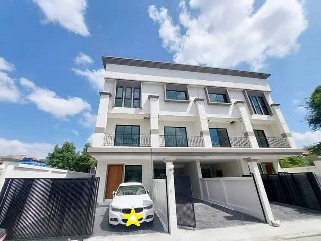 ขายทาวน์โฮม 3 ชั้น 190 ตร.ม. ซ.ลาซาล 32 สไตล์ Modern Classic ใกล้ รร.บางกอกพัฒนา