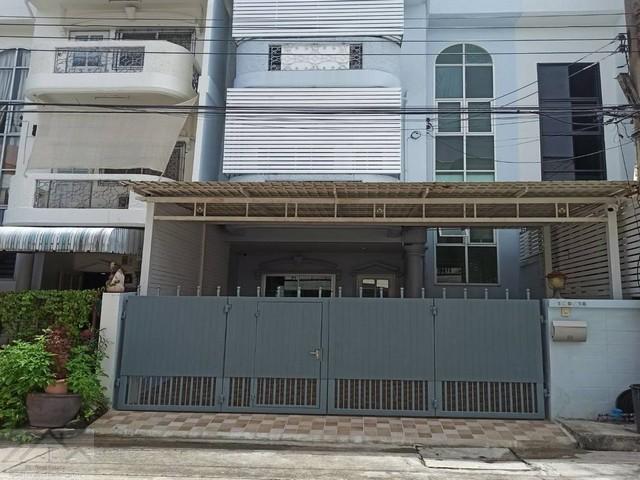 ขายทาวน์โฮม 3 ชั้น 36 ตร.ว. หมู่บ้าน 84 แมนชั่น ซอยประดิษฐ์มนูธรรม 5 ใกล้ MRT ลาดพร้าว 71