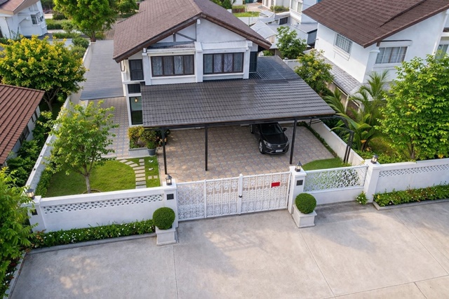 โรงเรียนสตรีวิทยา2 1 กม. บ้านเดี่ยว 90 ตร.ว. 300ตร.ม. จอดรถ 5 คัน ลาดพร้าว รถไฟฟ้าสายสีเขียว  BTSเสนานิคม 1.8 กม. 5-6นอน 2น้ำ 