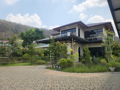 ขายบ้านพักตากอากาศหรู เขาใหญ่ พญาเย็น วิวภูเขา | ที่ดิน 300 ตร.วา 3 อาคาร พร้อมสระว่ายน้ำ เฟอร์นิเจอร์ครบ ใกล้ถนนมิตรภาพ