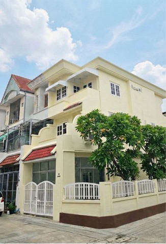 ให้เช่าทาวโฮม3ชั้น ใกล้รถไฟฟ้าสายสีเหลืองเชื่อมต่อหลายเส้นทาง นาคนิวาส , เลียบด่วน , รัชดา  หลังมุม โชคชัย 4 ซอย 72 