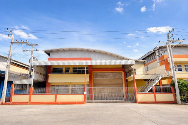 โรงงานพื้นที่สีม่วงม.คลองหนึ่งธรรมศาสตร์ รังสิต  และโกดัง 2 ชั้น สำนักงาน 8 ห้องอ.คลองหลวง  242ตร.ว. 2 น้ำ  1400ตรม.MMC นวนคร