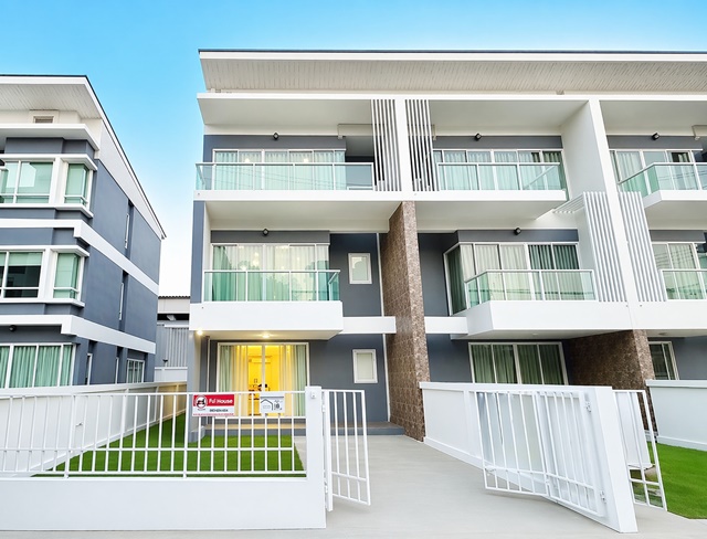 ใกล้ MRTศรีนครินทร์38 1.2กม.ซีคอนสแควร์ ศรีนครินทร์ ถ.อ่อนนุช50-54 ทาวน์โฮม 3 ชั้น 3นอน 4 น้ำ สไตล์โมเดิร์น แต่งครบ 27ตร.ว. 320ตร.ม 