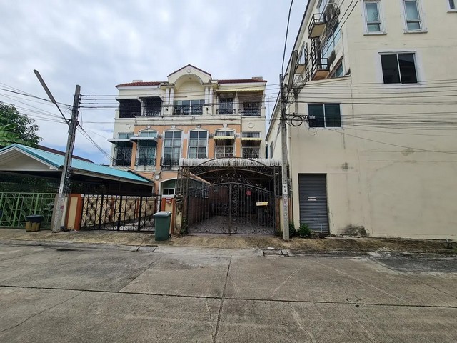  ขายทาวน์เฮ้าส์ โครงการ คาซ่า ยูเรก้า  เขตบางแค กรุงเทพฯ ห่างจาก บิ๊กซี ซูเปอร์เซ็นเตอร์ เพชรเกษม 1 เพียง 1.30 กม.