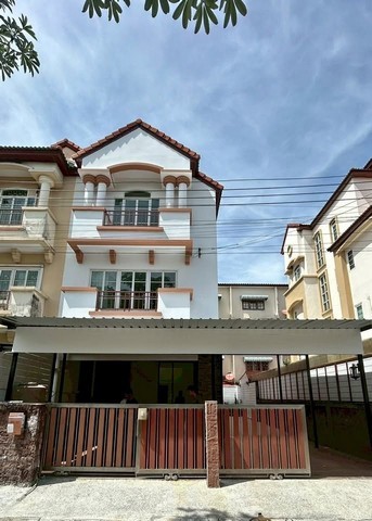 ให้เช่าทาวโฮม  3.5 ชั้น ตกแต่งใหม่ทั้งหลัง   หมู่บ้านสรานนท์ ปากเกร็ด หลังมุม  50 ตร.ว.   7 ห้องนอน    แอร์7 เครื่อง ที่จอดรถ 5 คัน  