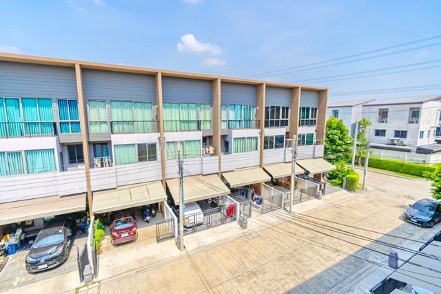 ใกล้ตลาดซีรอ 1.9 กม. ทาวน์โฮม 3 นอน 3 น้ำ ใกล้ ทำเลพระราม 9 กรุงเทพกรีฑา รร.วัดลาดบัวขาว 900 ม.ดีไซน์ทันสมัย 18 ตร.ว. 
