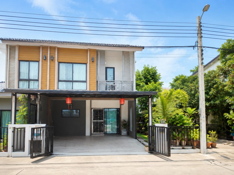 ใกล้ตลาดสดศรีวารี 900 ม. 21ตร.ว.  คิงเพาเวอร์ ศรีวารี 900 ม ลาดกระบัง54 ให้เช่า ใหญ่มาก! ทาวน์โฮม 2 ชั้น หลังมุม 3 นอน 2 น้ำ