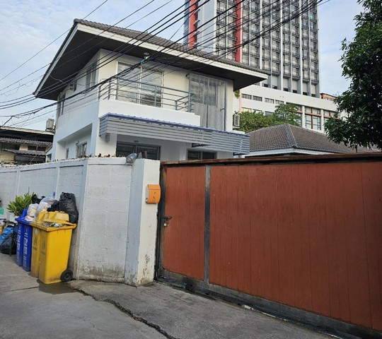  ให้เช่าบ้านเดี่ยว 2 ชั้น 3 ห้องนอน 2 ห้องน้ำ แอร์ 3 ผ้าม่านทั้งหลัง  ซอยเจริญราษฎร์ 8