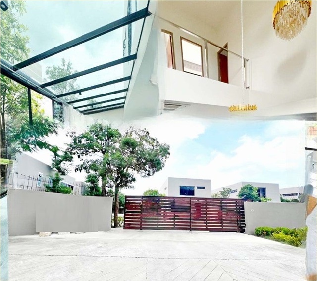 ให้เช่าคฤหาสน์ glass roof เฟอร์หรูครบ 80ตรว. 300ตรม.3-4นอน 4น้ำ ม.พระจอมเกล้า ลาดกระบัง 3.5 กม. ฉลองกรุง36-44  ตลาดนิคมลาดกระบัง