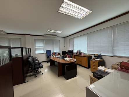 ให้เช่าสำนักงาน 3ชั้น มีลิฟท์ โกดังสินค้า นนทบุรี Line ID@757zwvfy