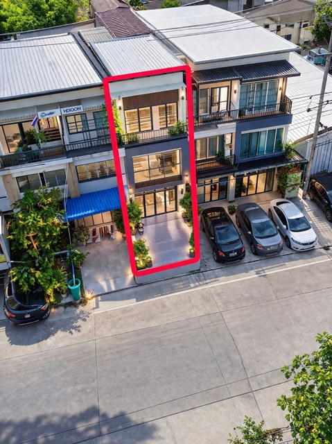 พิมลราช MRTคลองบางไผ่  อาคาร 2 ชั้นครึ่ง หลังมุม 2-3นอน 2น้ำ ตลาดหมู่บ้านบัวทอง 500 ม.และตลาดมณวดี  18ตร.วา. 160ตร.ม.  ถ. บ้านกล้วย-ไทรน้อย