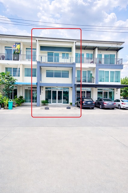 ถ.บ้านกล้วย-ไทรน้อย ตลาดมณวดี ตลาดหมู่บ้านบัวทอง 500 ม.พิมลราช MRTคลองบางไผ่  อาคาร 2 ชั้นครึ่ง หลังมุม 2-3นอน 2น้ำ 18ตร.วา. 160ตร.ม. 