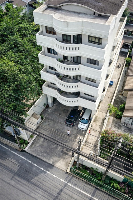 อาคารอพาร์ตเมนต์ 6 ชั้น 10 ห้อง 130 ตร.ม. สุขุมวิท 23-33  ใกล้ BTS พร้อมพงษ์ 900 ม.  ต่อห้อง มีแบบ 2 นอน 3 น้ำ เหมาะทำ AirBNB โรงแรม