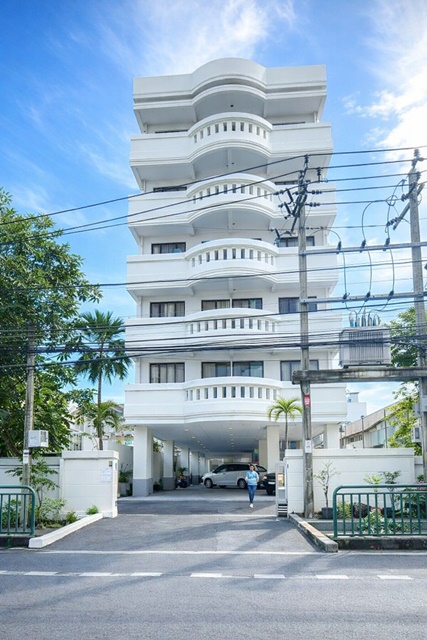 อาคาร  6 ชั้น 10 ห้อง 130 ตร.ม. ต่อห้อง สุขุมวิท 23-33  ใกล้ BTS พร้อมพงษ์ 900 ม. มีแบบ 2 นอน 3 น้ำ เหมาะทำ AirBNB โรงแรม